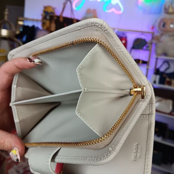 Unused Prada Valentines Day Limited Edition White Saffianon Leather Mid Size Wal - Picture 8 of 9